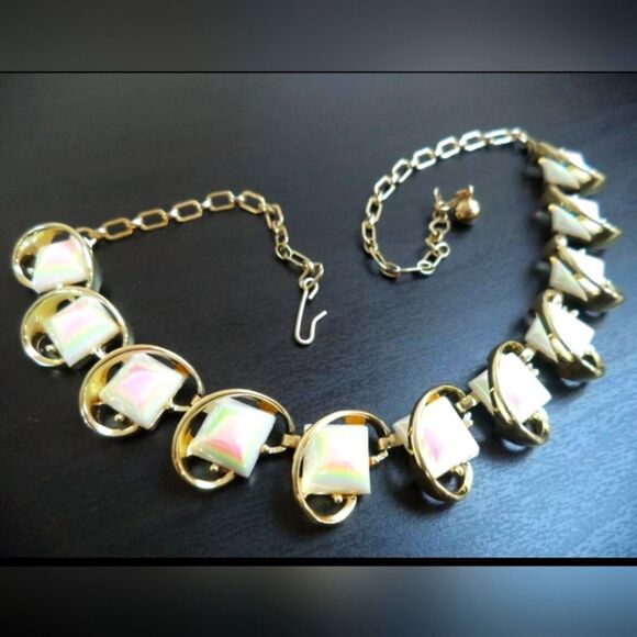Jewelry - *RARE* VINTAGE ESTATE UNSIGNED CORO IRIDESCENT GLASS 16.5" NECKLACE
